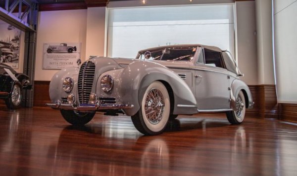 Този 135M Cabriolet е с каросерия, ръчно изработена в легендарното ателие на Анри Шапрон. След кратък престой в Париж е продадена в Америка, където си остава и до ден-днешен. 
Delahaye 135 дебютира през 1935 и е от малкото модели, произвеждани и преди, и след Втората световна война. Състезателната версия на колата печели първите шест места на състезанието в Марсилия през 1936, първо, второ и четвърто място в Льо Ман през 1938, както и две победи в Рали Монте Карло (1937, 1939). 
